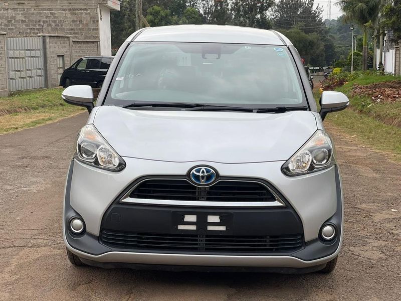 Toyota Sienta hybrid 2016